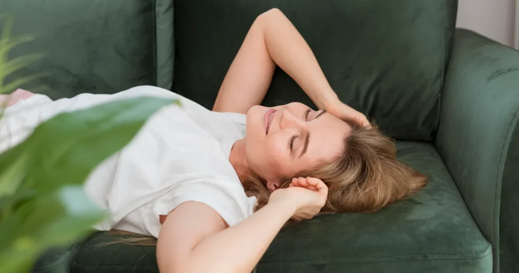 Nő pihenés közben csukott szemmel – az alvás és a regeneráció kapcsolatának megjelenítése.