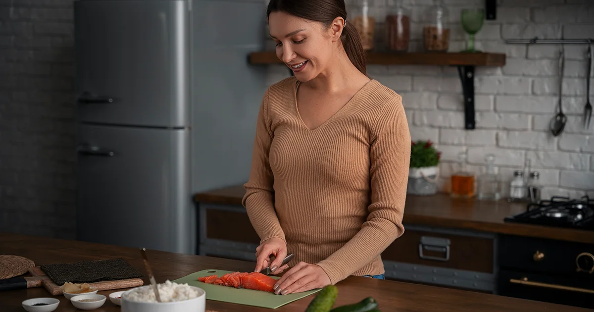 Egyszerű alapanyagokból készülő étel otthoni konyhában, nyugodt környezetben – az egészséges étkezés diéta nélküli, hétköznapi megközelítése.
