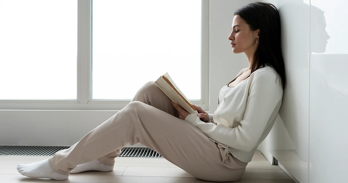 Kimerült nő nyugodt környezetben, pihenés közben – a regeneráció hiányának vizuális megjelenítése