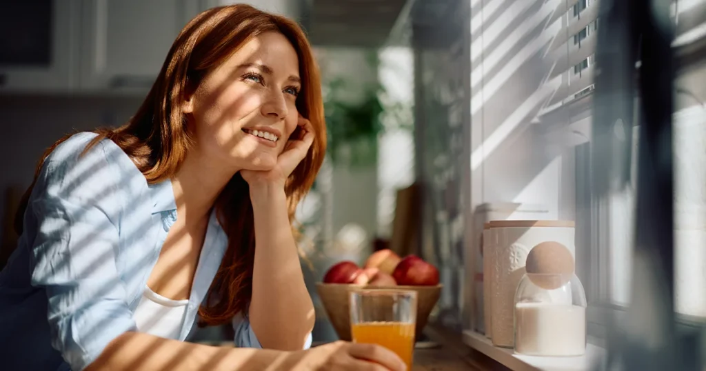 Lassú, nyugodt reggeli pillanat otthon, amely segíti a nap kiegyensúlyozott indítását