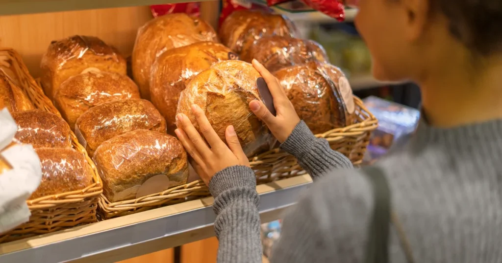 Teljes kiőrlésűnek tűnő kenyér választása a boltban életmódváltáskor
