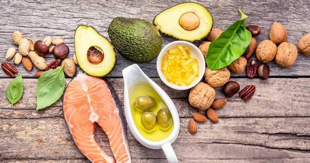 Egészséges zsírok forrásai – lazac, olívaolaj, avokádó és diófélék