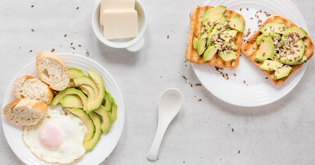 Egy fehérjedús reggeli (pl. tojás,magvak, túró, avokádó) rengeteget dobhat az energián.