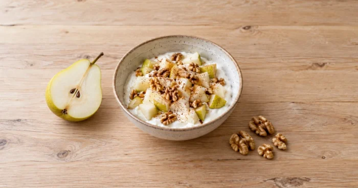 Körtés-diós joghurt friss körtével és fahéjjal